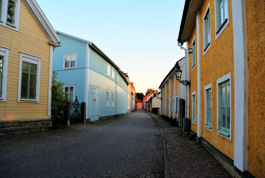 bild av hus längs en gata i Vadstena kommun